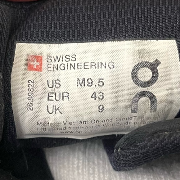 Men's 9.5US - On Cloud x Swiss Engineering 'All Black' - Picture 7 of 7